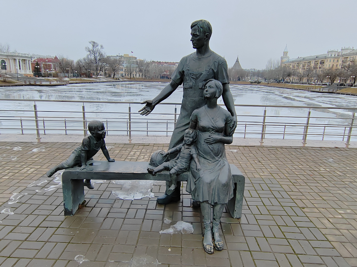 Скульптурная композиция «Семья». Фото февраль 2026 г. 