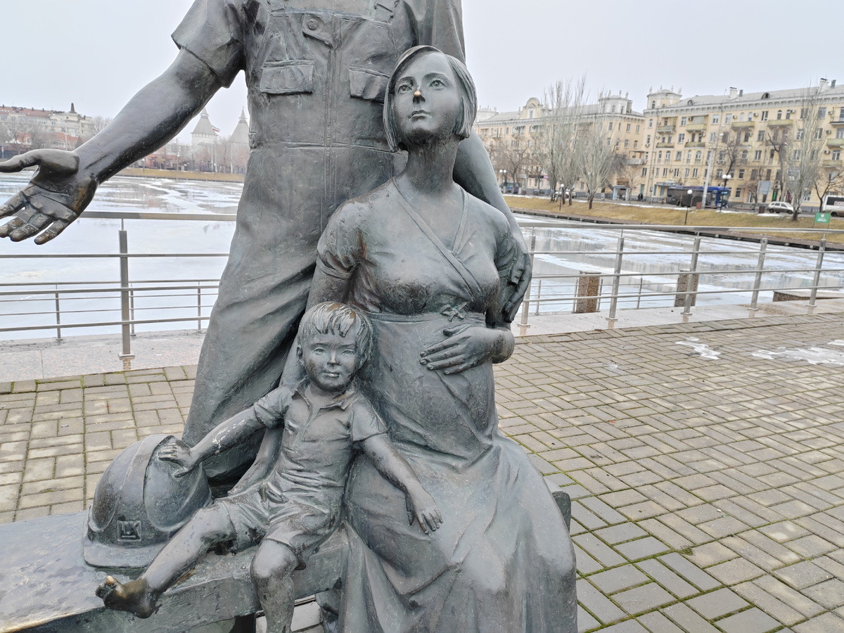 Скульптурная композиция «Семья». Фото февраль 2026 г. 