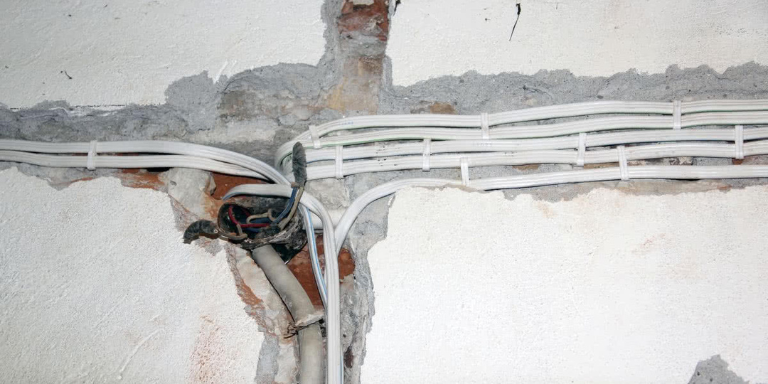 Как одна “невинная” скрутка проводов превратила ремонт в пожар: разбор типовой схемы