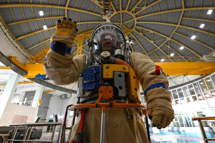    Космический инженер на орбитальной станции выполняет сложный ремонт системы очистки воды, символизируя новые стандарты выживания в условиях космической нестабильности