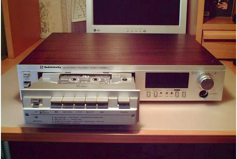 Советский магнитофон с необычной загрузкой кассеты — «Радиотехника МП-201С»