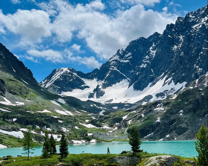 Бывает ли снег на Алтае летом ?