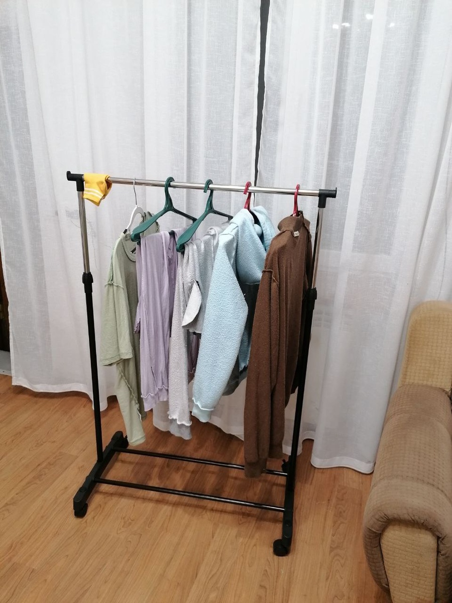 Легкая, на колесиках вешалка-сушилка для одежды выручает в непогоду, когда на улице белье не посушить. 