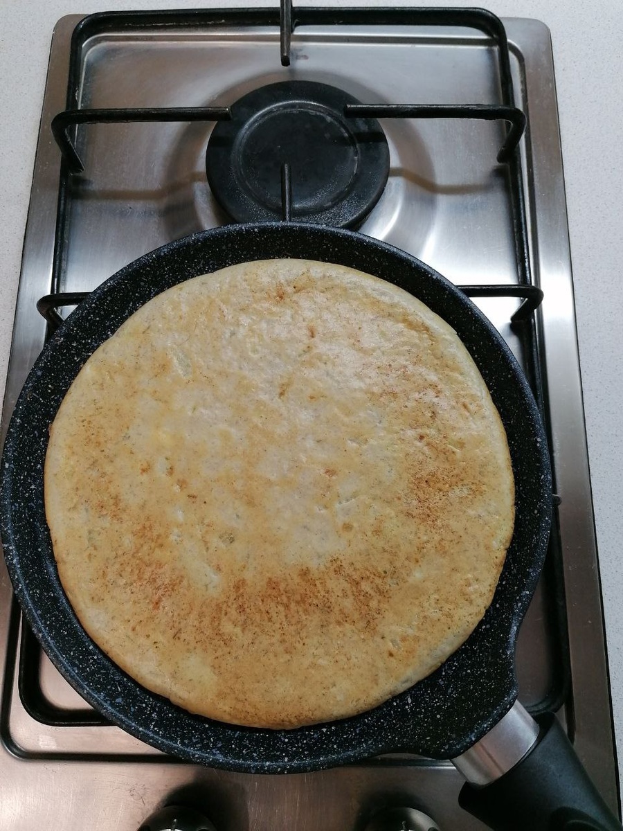 2 яйца, 2 ст.л свежесмолотой овсянки, соль, зелень и лук репчатый - сытный завтрак за 5 минут.  