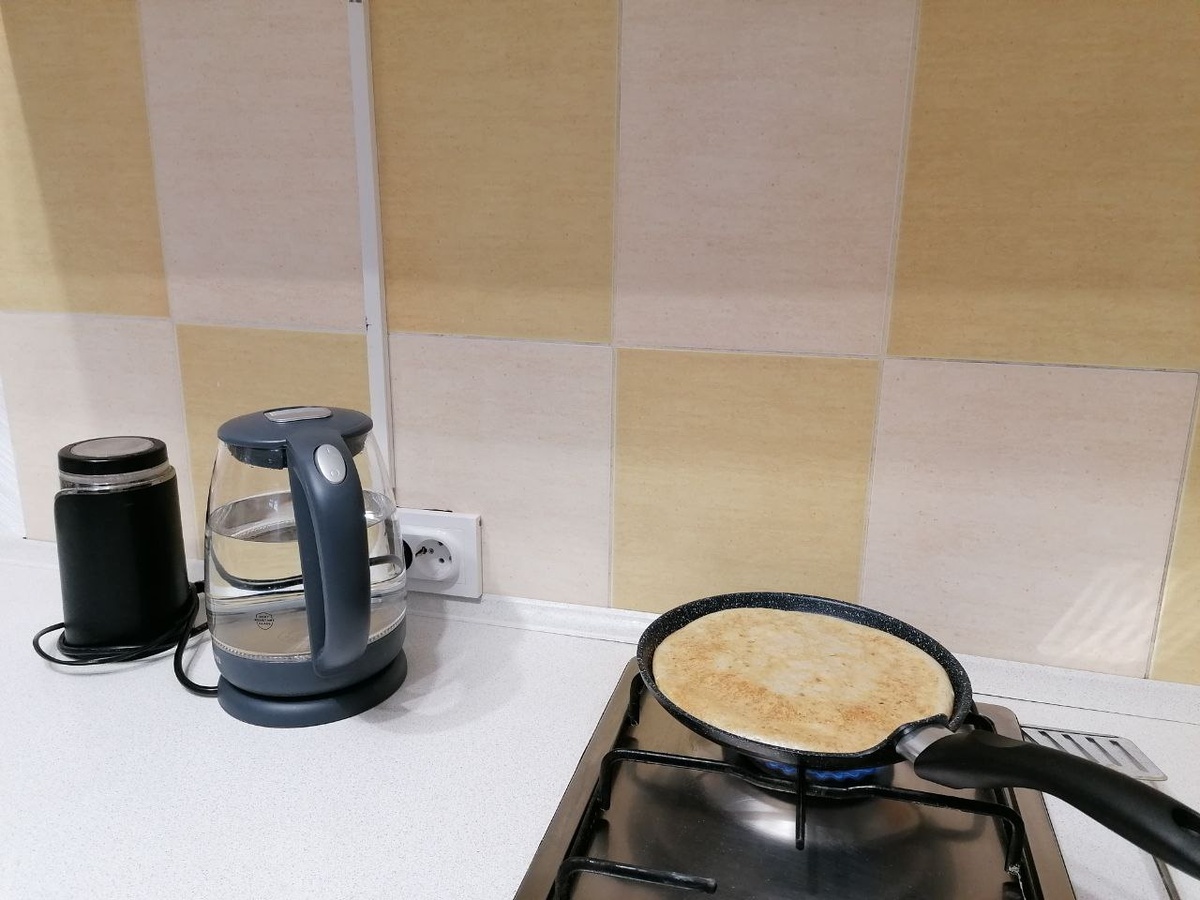 Единственный агрегат из дома - кофемолка. Без нее никуда. 