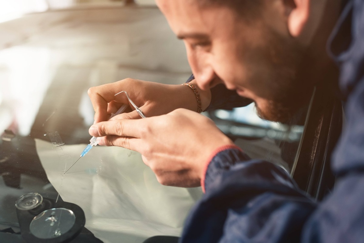    Вместо суперклея лучше набор: смола с индексом преломления около 1.5 «как у стекла», более эластичная и термостойкая