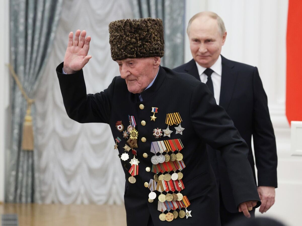    Президент РФ Владимир Путин и участник Великой Отечественной войны Ибрагим-Паша Султанович Садыков, награжденный званием Героя Российской Федерации | © РИА Новости / POOL