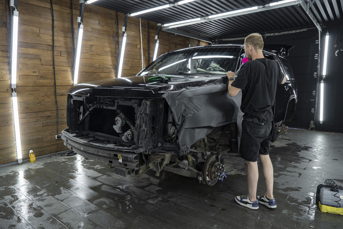 Стоимость оклейки всегда напрямую зависит от многих факторов, например размер автомобиля, материал которым работаем и сложность (арматурные работы и формы авто), и конечно же обращается внимание всегда на состояние лкп, ведь сколы она не скрывает