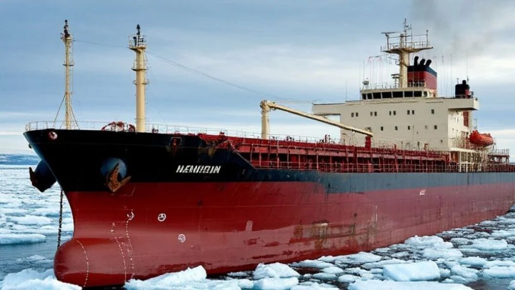    Танкер‑газовоз Minerva Amorgos застрял во льдах Балтийского моря по пути в порт Мукран. Коллаж Царьграда