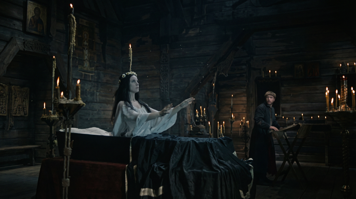 «Вий» Гоголя — это художественное описание тех самых народных быличек, где мертвая «ведьма» оживает во время ночного чтения псалтыря. Панночка, вслепую шарящая руками по церкви в поисках Хомы Брута, ведет себя в точности как человек, очнувшийся от летаргического сна: дезориентация, моторное возбуждение и агрессия.