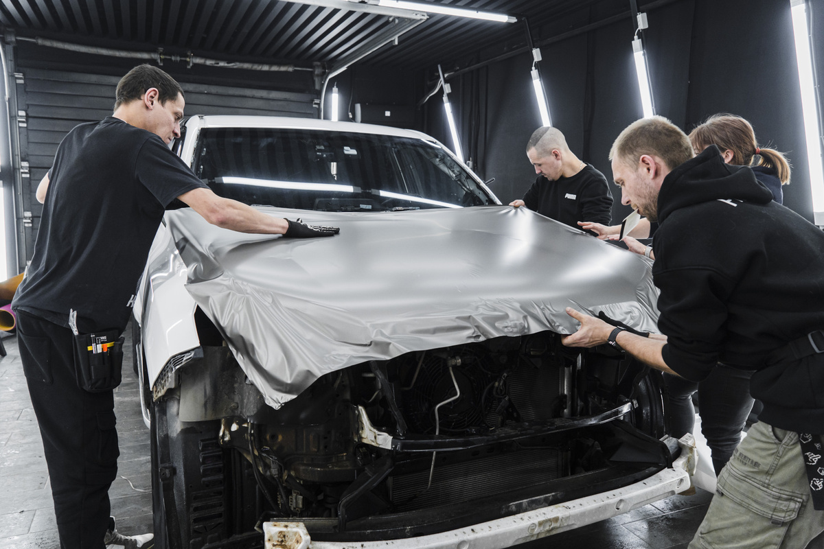 Оклейка пленкой осуществляется только на подготовленную поверхность, если есть сколы то необходимо ремонтировать, тк пленка даже полиуретановая будет эти недочеты проявлять