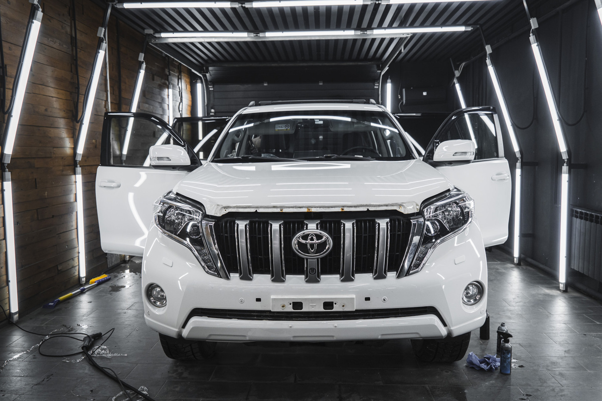 Обычный белый Прадо, скучно и как у всех, но есть решение от Про-Сервис