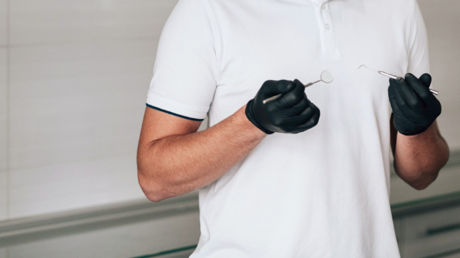 Фото: https://ru.freepik.com/free-photo/orthodontist-holding-dentistry-instrument-with-surgical-gloves_6090496.htm#