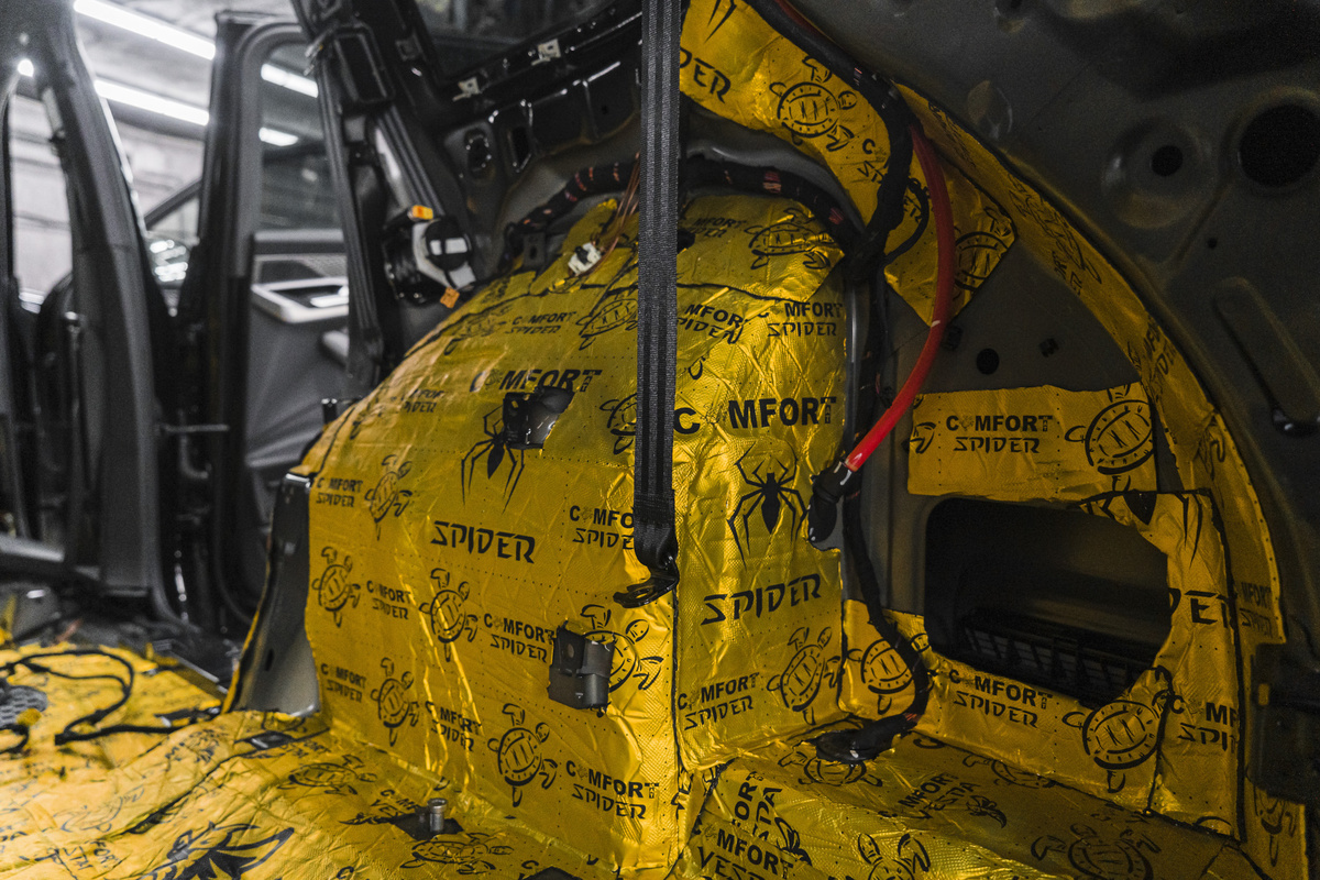 Шумоизоляция Ауди как отдельный вид искусства, которое будет скрыто через пару часов вторым слоем материала. Первый виброизоляционный, второй шумопоглащающий