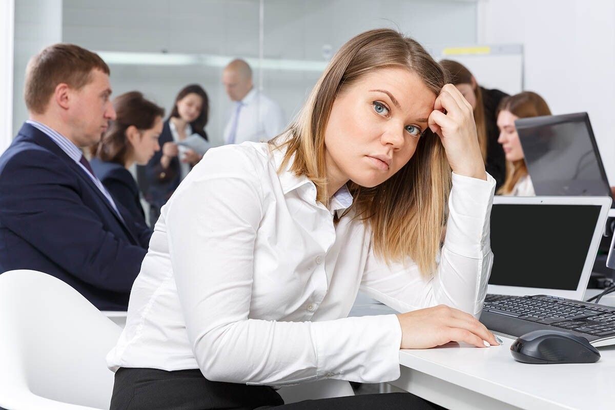 Коллеги делают вид, что вас не существует: не зовут на встречи, не включают в разговоры? Вы столкнулись с остракизмом. Источник: BearFotos / Shutterstock / FOTODOM📷
