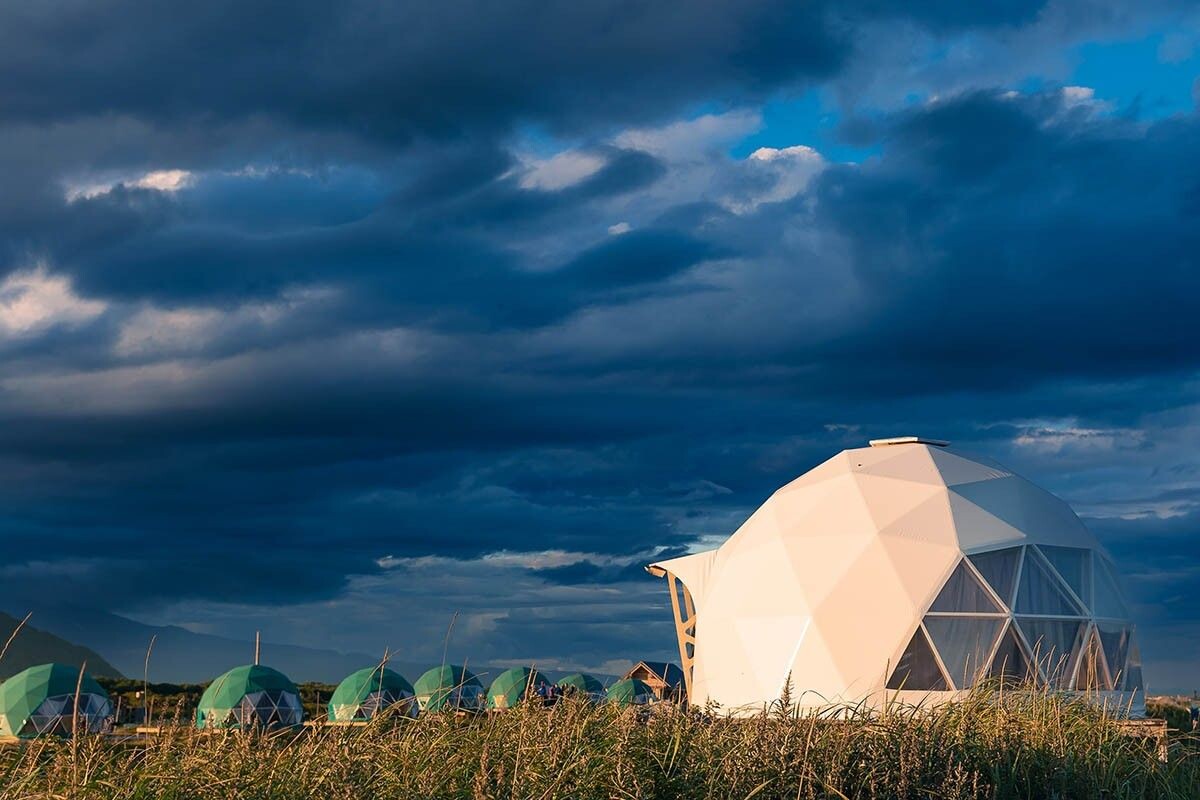 В живописном уголке Дальнего Востока можно построить туристическую базу или глэмпинг. Источник: Parilov / Shutterstock / FOTODOM📷
