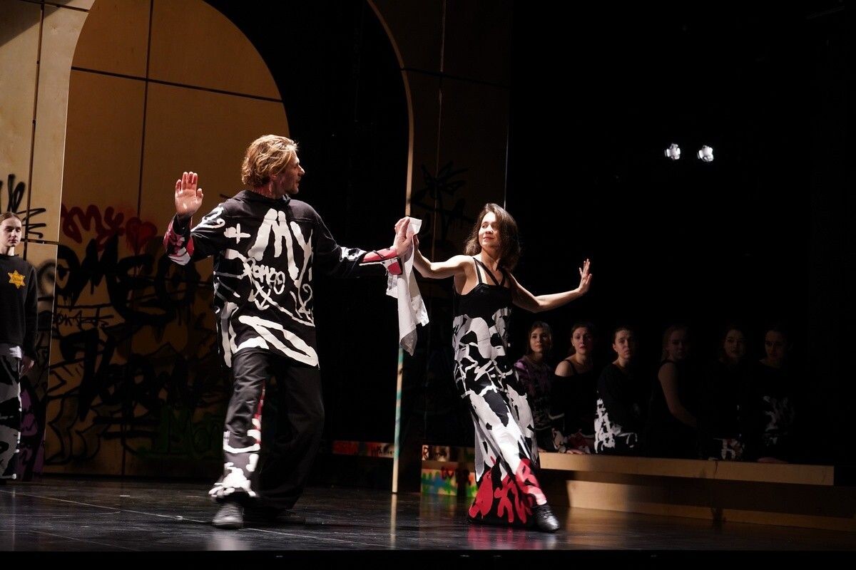 В Театре Европы молодые актеры Льва Додина создают атмосферу любви вопреки обстоятельствам. Источник: mdt-dodin.ru📷
