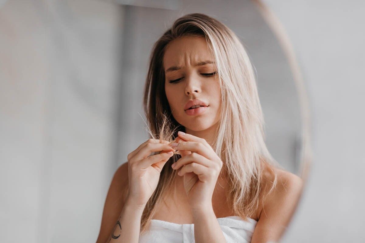 Рассказываем, почему волосы секутся и как это исправить. Источник: Prostock-studio / Shutterstock / FOTODOM📷
