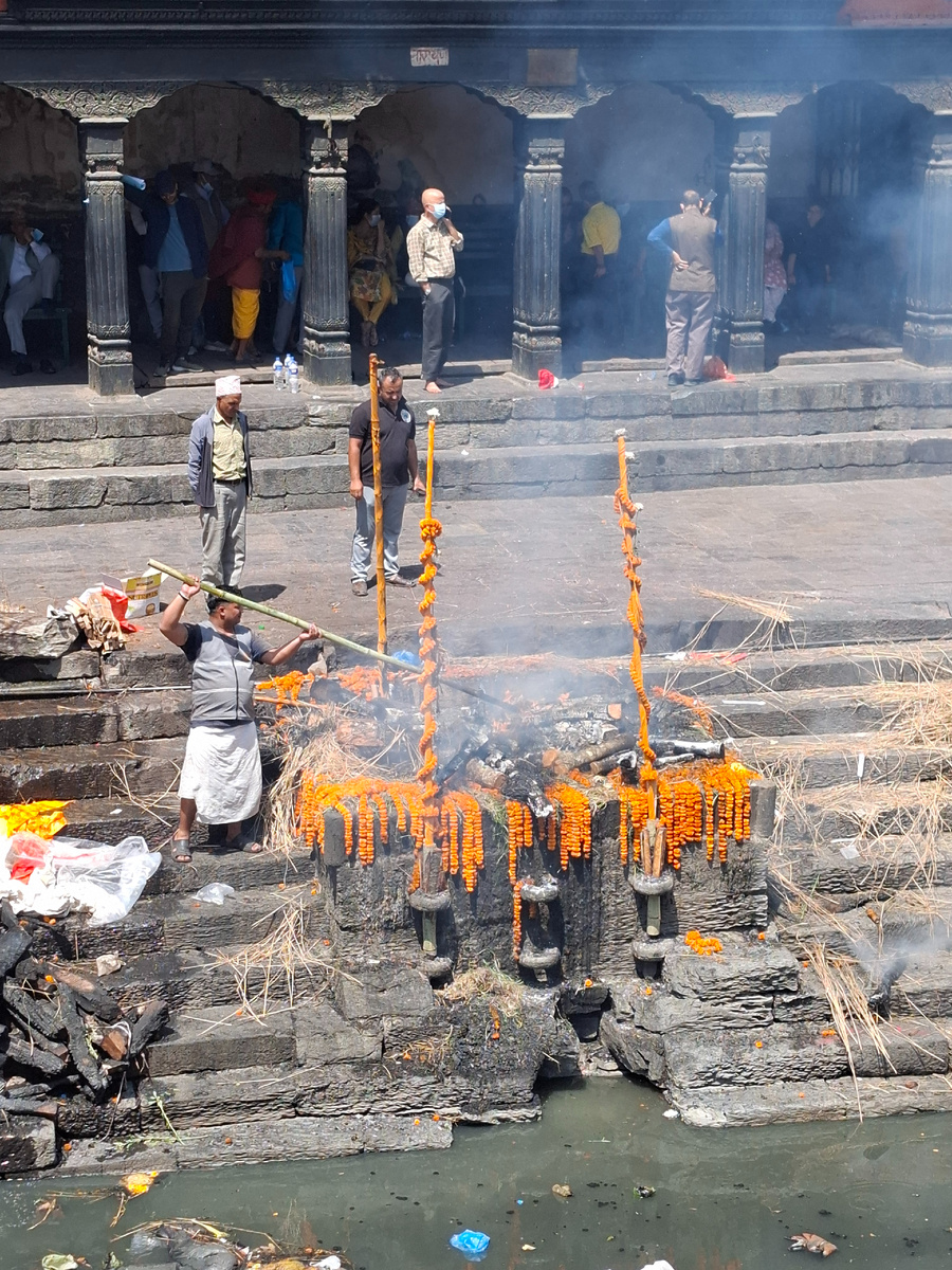 Катманду. Храмовый комплекс Пашупатинатх и крематорий под открытым небом на берегу реки Багмати. Фото автора.