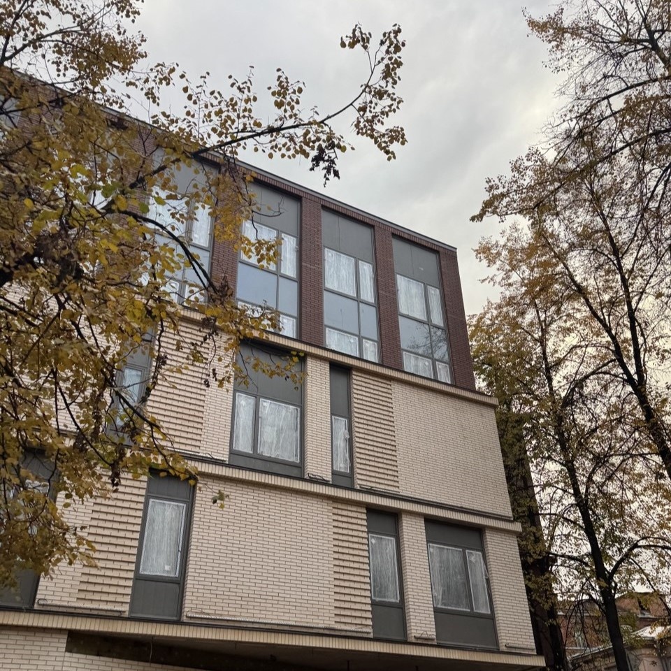 Фасад общежития облицован кирпичом Старооскольского КЗ