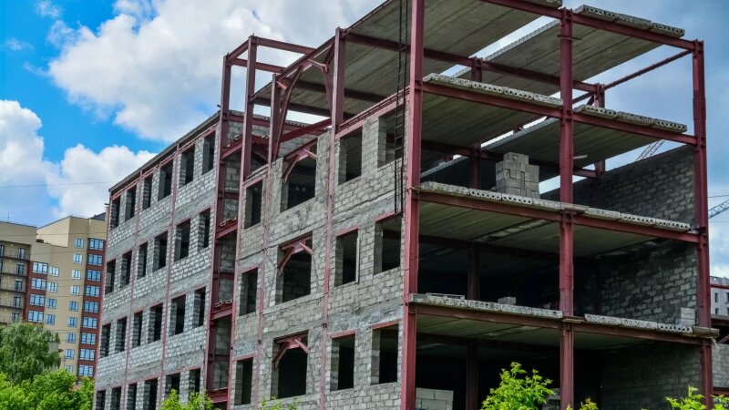    На площадку хоккейного долгостроя на Сибирском,52 приехали депутаты Госдумы Ирина Пергаева