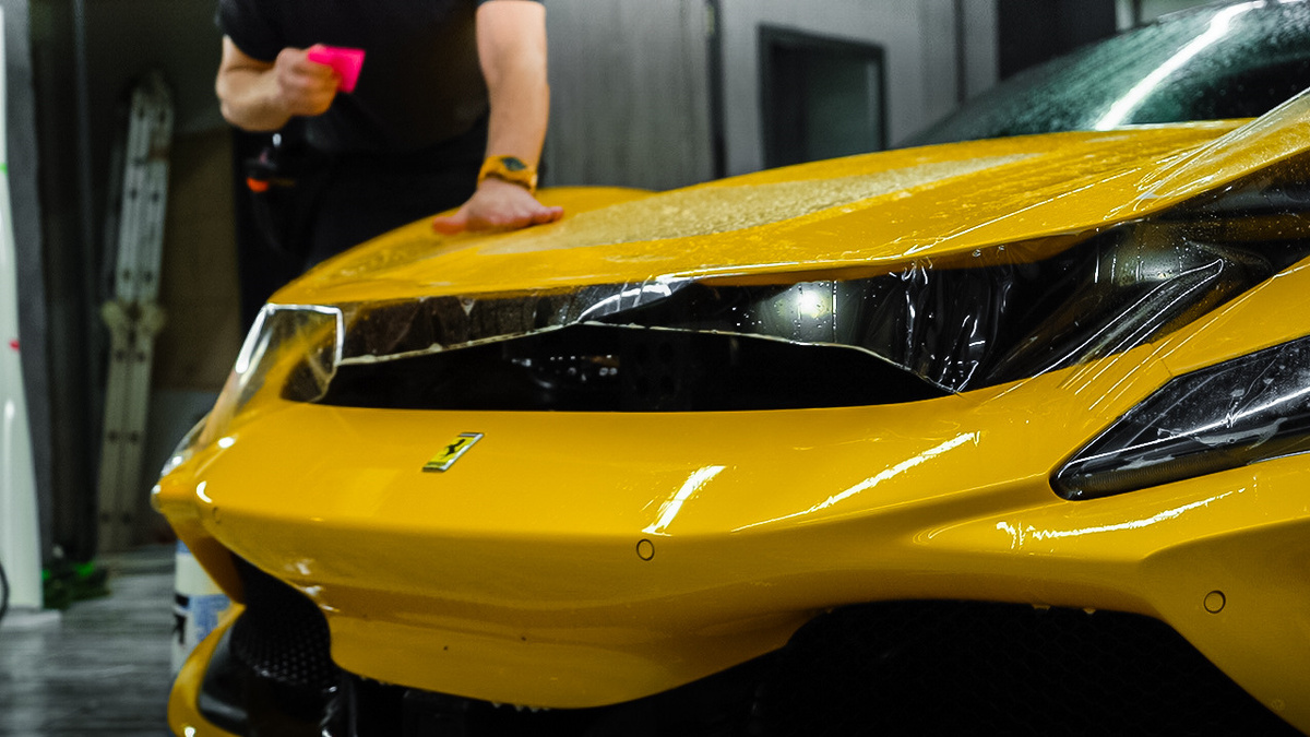 А можете сделать бесплатно, в счет контента, вы же будете ее все равно себе для портфолио снимать, сказал владелец Феррари.