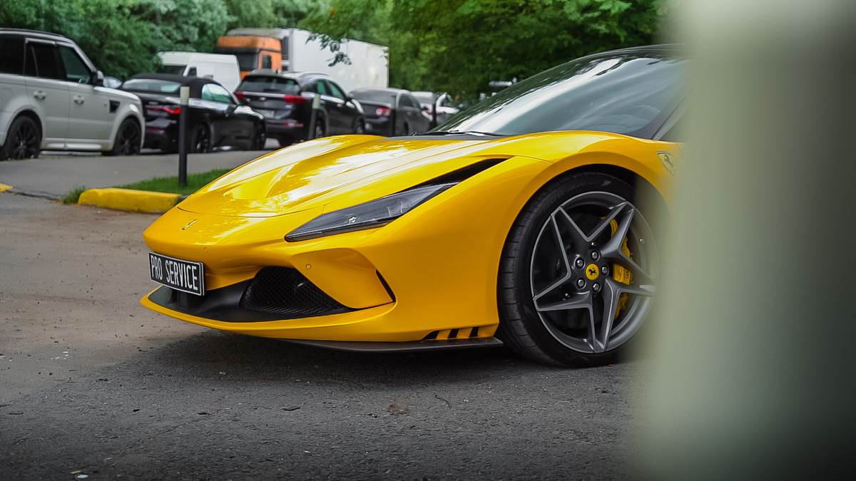 У нас был случай, когда позвонил клиент и попросил избавить его Ferrari SF90 от скрипа в сидении, на что мы оценили фронт работ, а его ответ поразил (читаем ниже)