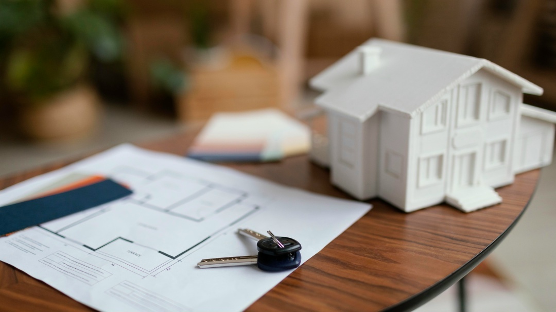 <a href="https://ru.freepik.com/free-photo/new-home-keys-plan-table_12061592.htm">Изображение от freepik</a>