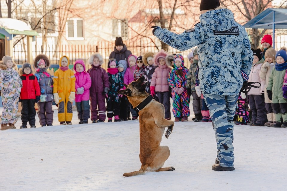    Дети остались в восторге от служебных собак. Илья БАРХАТОВ