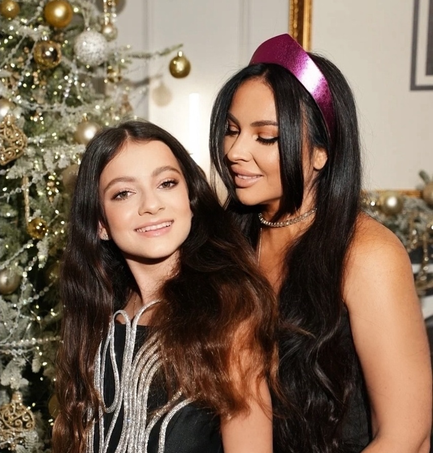 Виктория Галустян и младшая дочь Элина. Соцсети