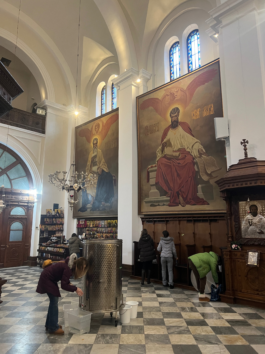 Церковь св Николая в Которе и полотна с евангелистами, выполненные русским художником Присекиным С.Н. (1958-2015)