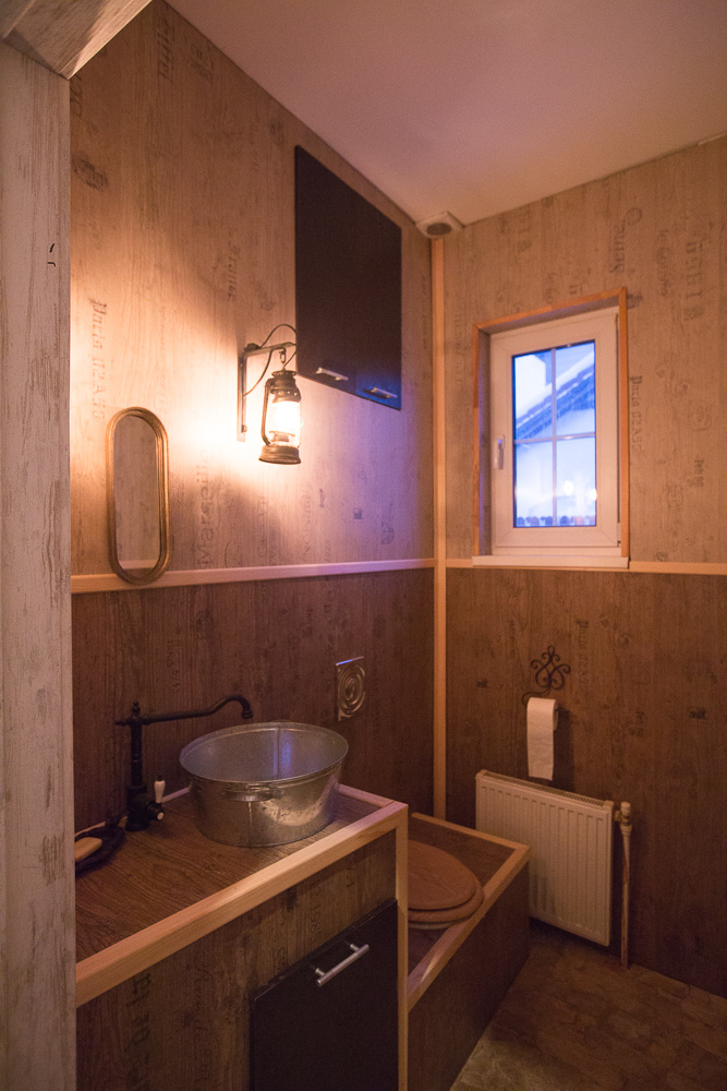 Шайка в качестве раковины, подносик в качестве мыльницы. Хорошо виден шкаф для инструментов