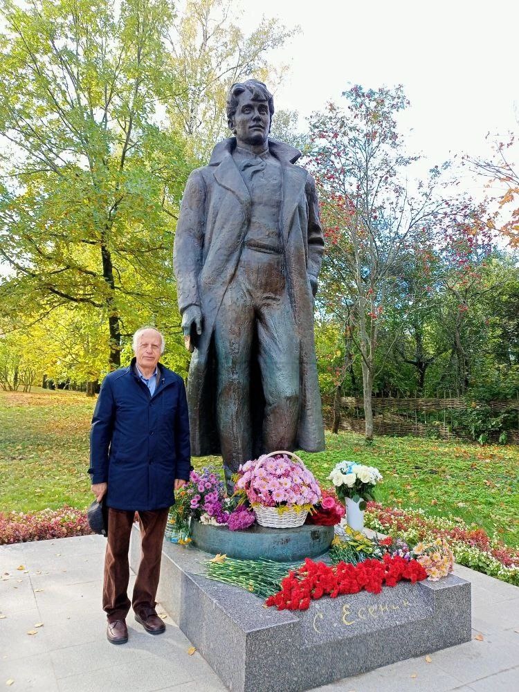 У памятника С. Есенину