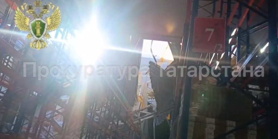 Прокуратура показала кадры последствий обрушения крыши склада в Татарстане