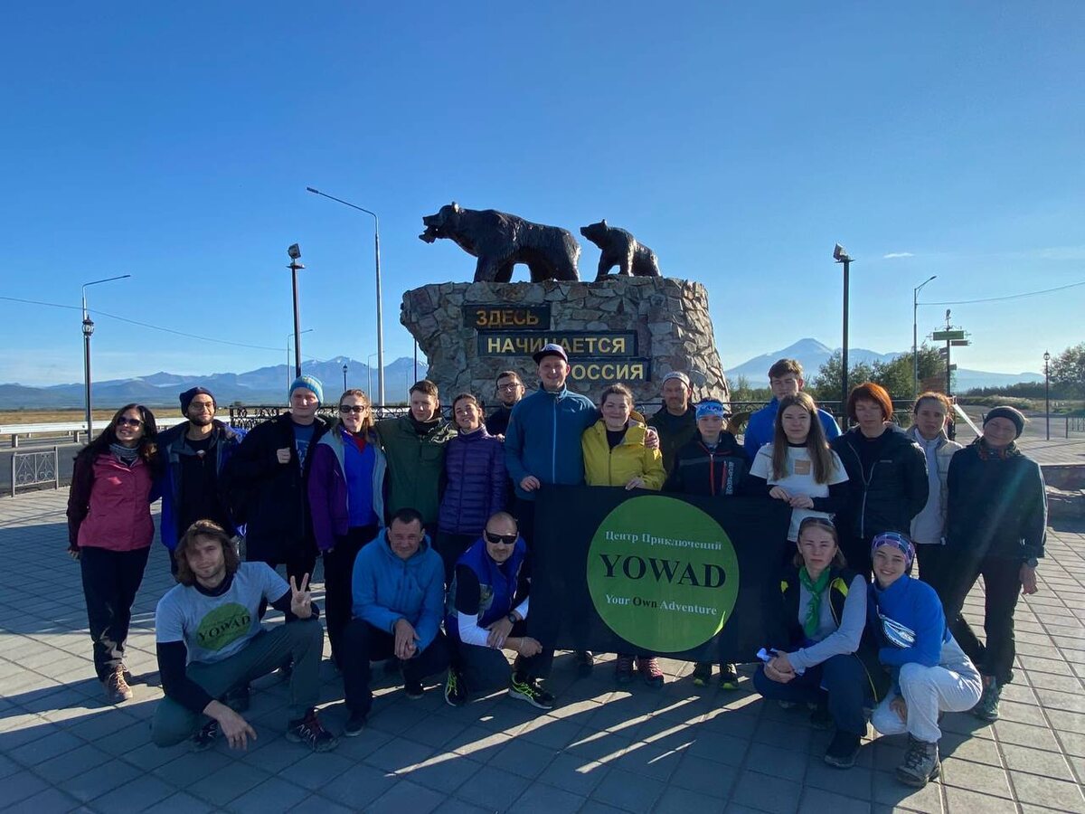 У нас в сезон бывает прилетает по 3 группы параллельно. 21 человек, по 7 в микрик. 