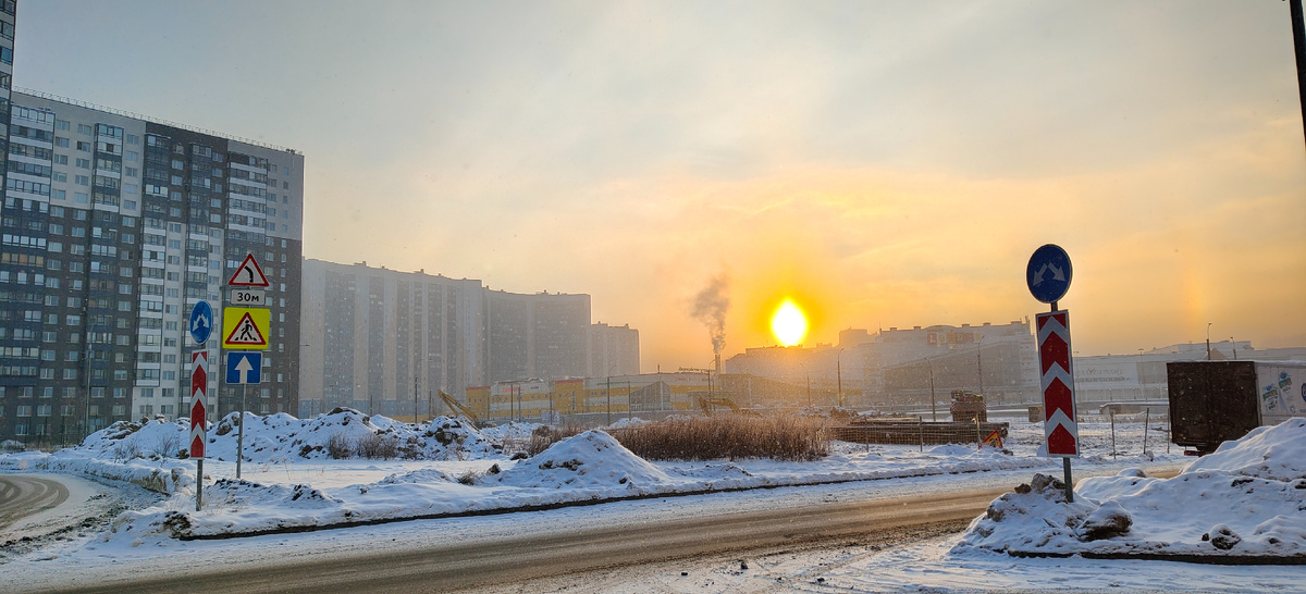 Вот такое было туманное утро с большим солнцем, которое накануне отдохнуло, прогуляв где-то пару дней и появилось, словно и не исчезало 😄 