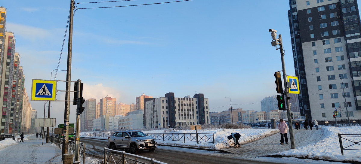 Вон на горизонте моя любимая поликлиника стоит