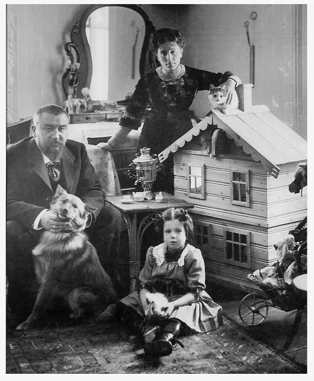 Куприн с женой Елизаветой и дочерью Ксенией в Гатчине, 1911