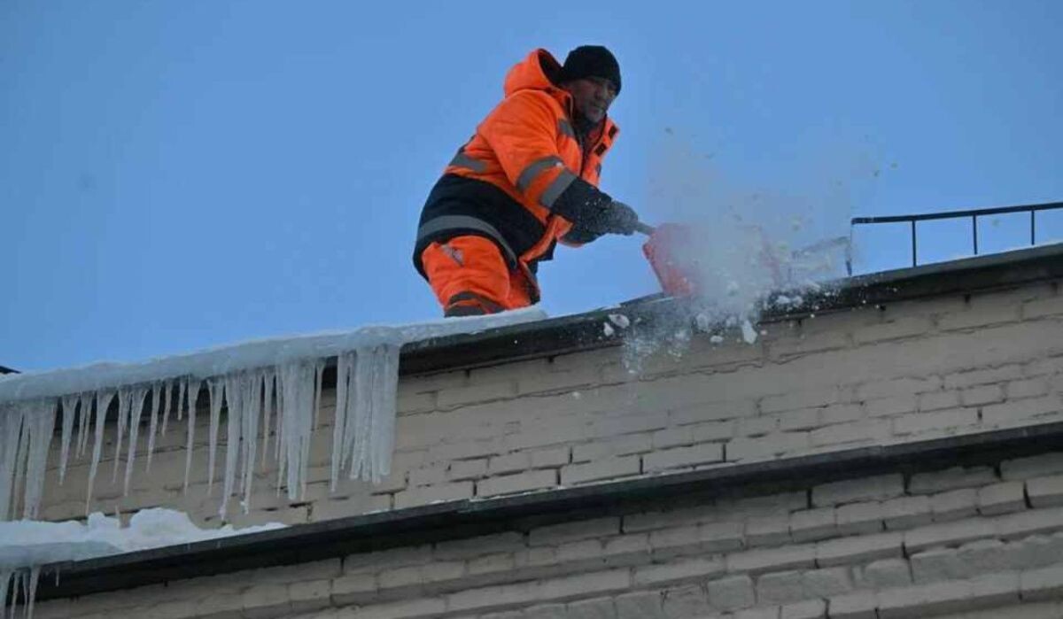    Уборка сосулек. Источник: chel.kp.ru Автор фото: Евгения Гусева