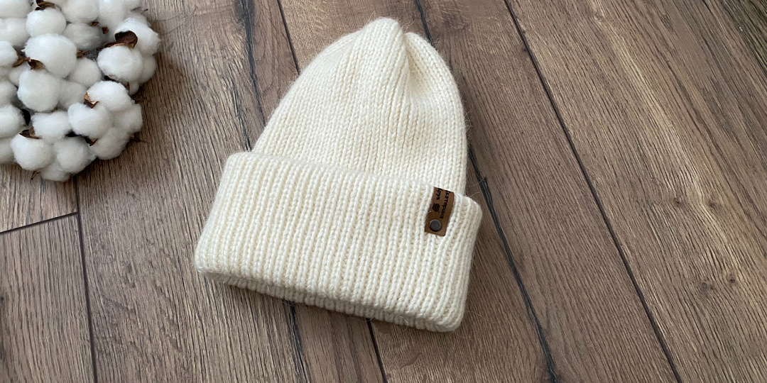 Как связать спицами зимнюю базовую шапку с двойным отворотом