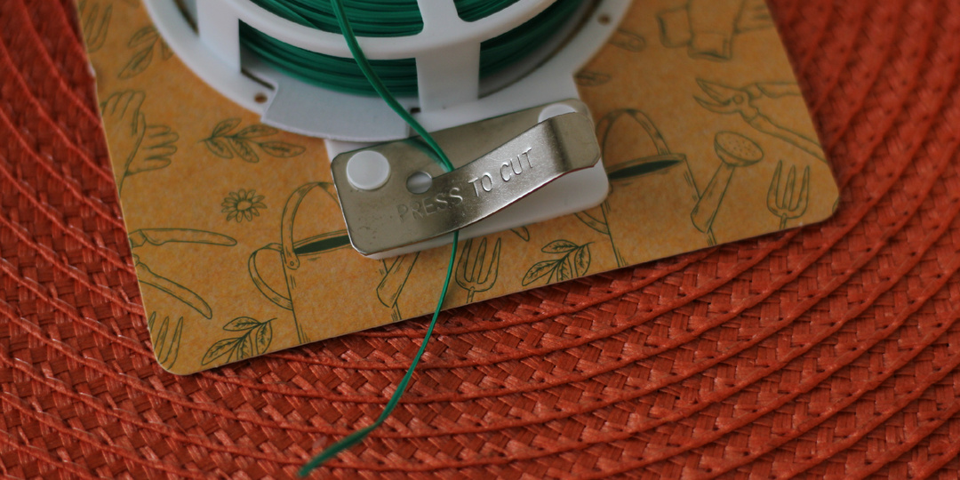 Обзор подвязки с отсекателем из Фикс Прайс: не травмирует стебель и надежно крепится к опоре