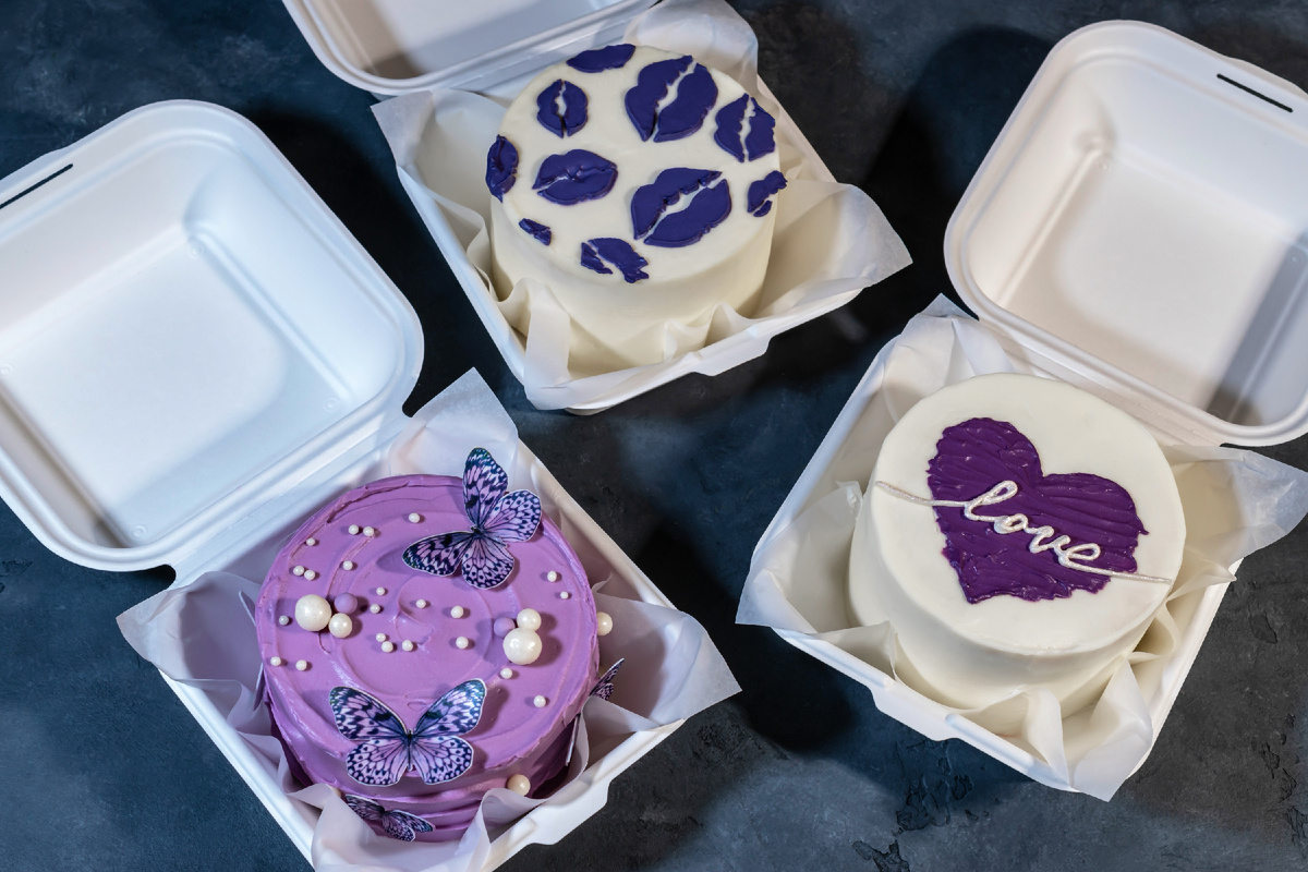 Бенто-торт подходит для тех, кто предпочитает мини-формат: на чай с коллегами, свидание, посиделки с друзьями, небольшой корпоратив