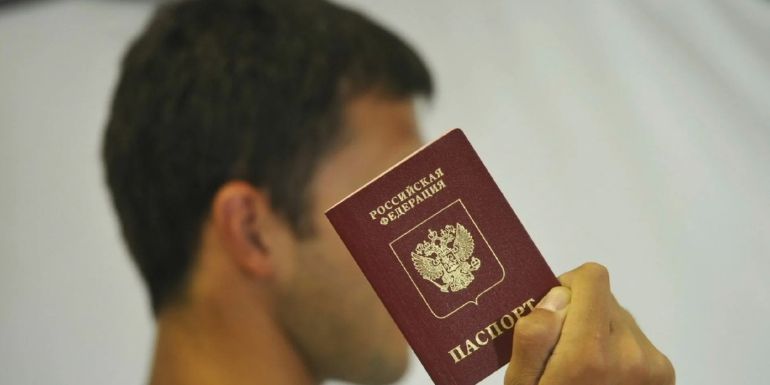 "Угроза нацбезопасности": инородца депортируют за оскорбление паспорта РФ