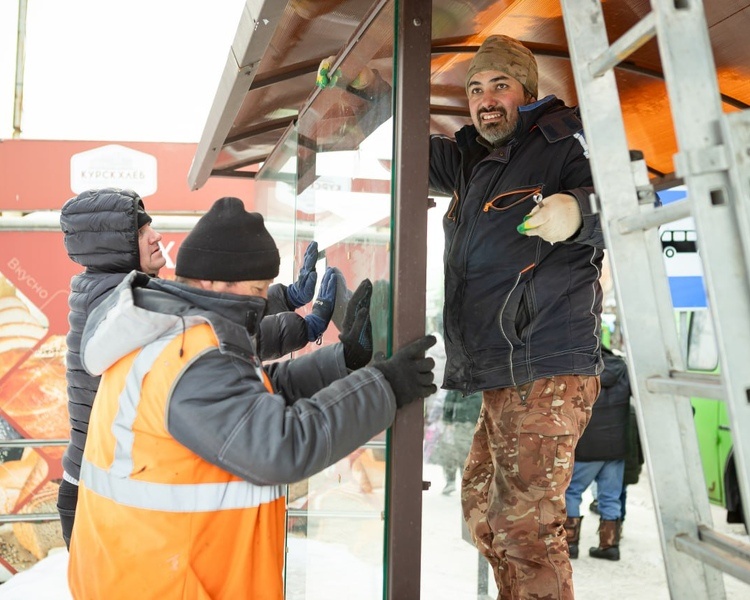     В Курске восстановили стекла на остановке около магазина «Полет»