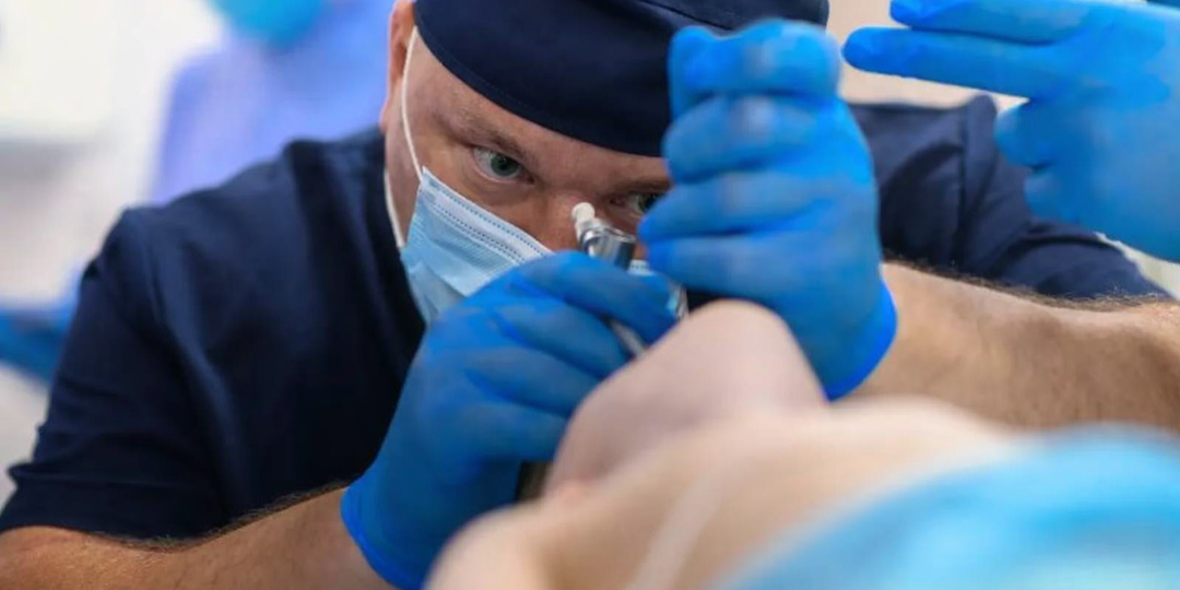 «Ядерная смесь в желудке»: приморские эндоскописты спасли ребёнка с кровавой рвотой после употребления газировки