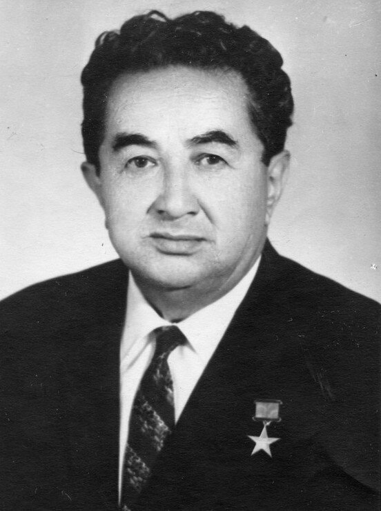   Сабир Юнусов, советский учёный, специалист в области химии алкалоидов.