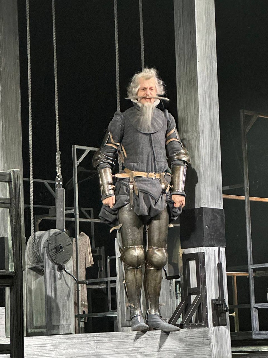Сцена из спектакля «Дон Кихот». МХТ имени А.П. Чехова, Большая сцена. Фото автора.
