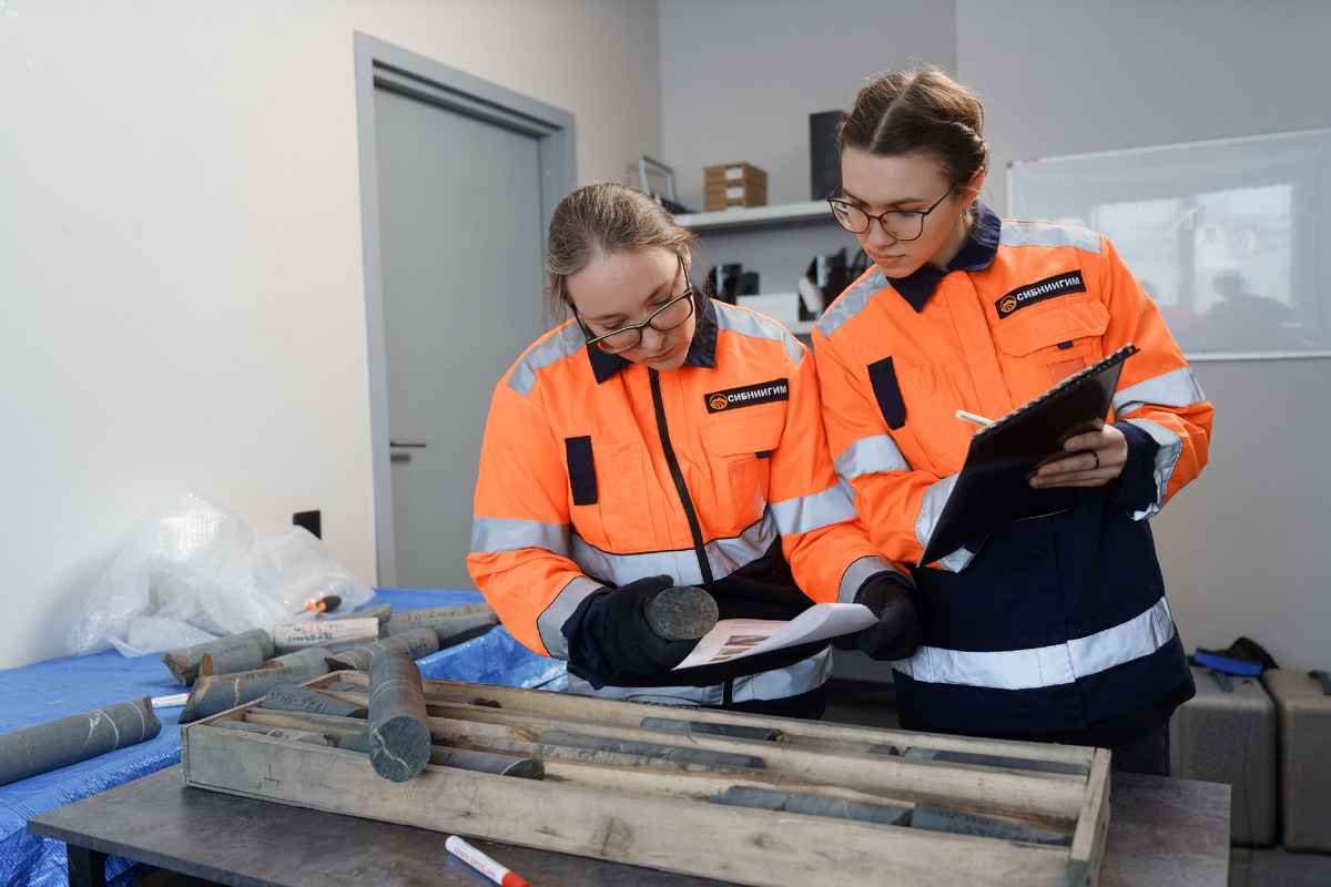 Специалисты СИБНИИГИМ проводят осмотр керна