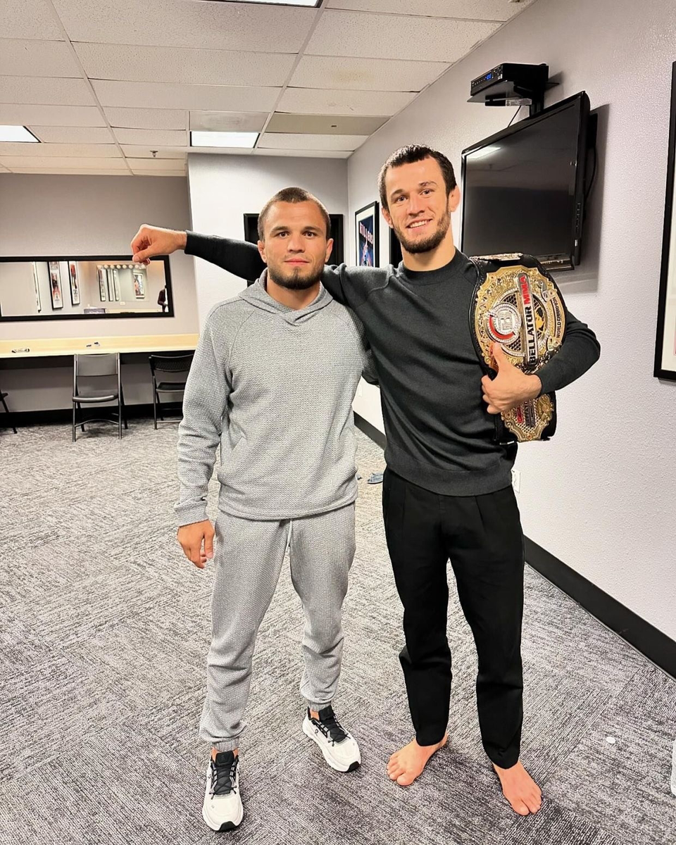 Российский боец UFC Умар Нурмагомедов высказался о наследии своей семьи в смешанных единоборствах.

Младший брат Умара Нурмагомедова — Усман — является чемпионом PFL в легком весе с рекордом «21–0».

«Пройдут четыре-пять лет, мы будем здесь. И мы станем одними из величайших братьев в ММА. Это наша цель», — заявил Умар в интервью Уиллу Харрису.