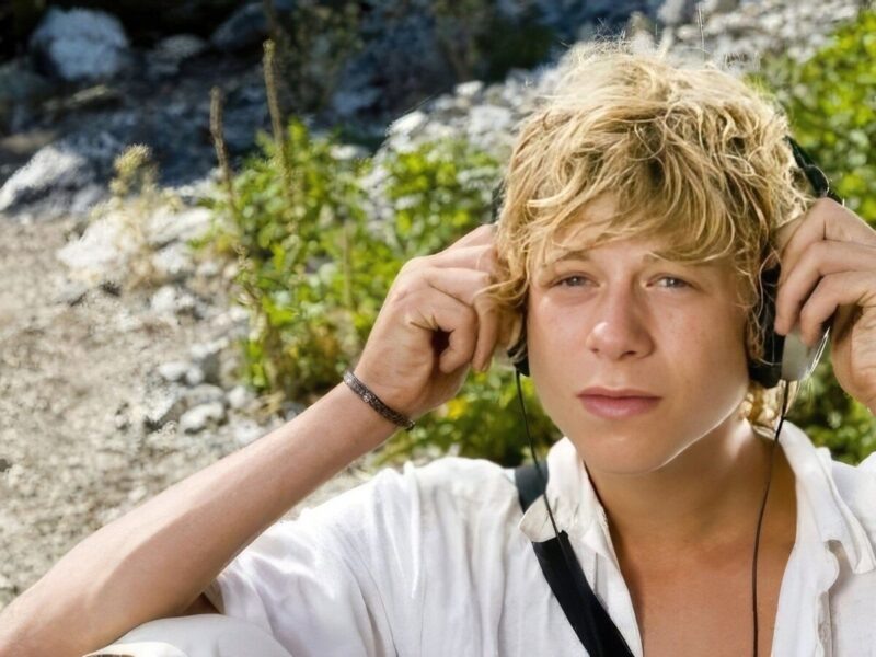    Тихон Жизневский в одной из своих первых работ, комедии “Дикари”.